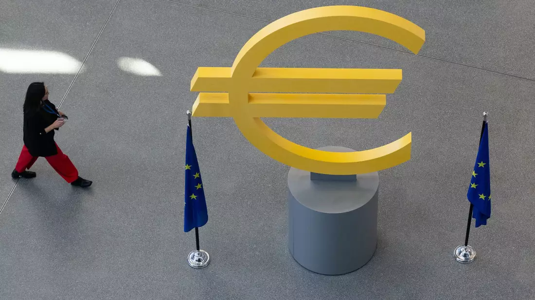 Oberstes Ziel der EZB ist es, für einen stabilen Euro zu sorgen. Hohe Inflationsraten mindern die Kaufkraft von Verbrauchern, weil diese sich für einen Euro dann weniger leisten können. - Bild: Florian Wiegand/dpa