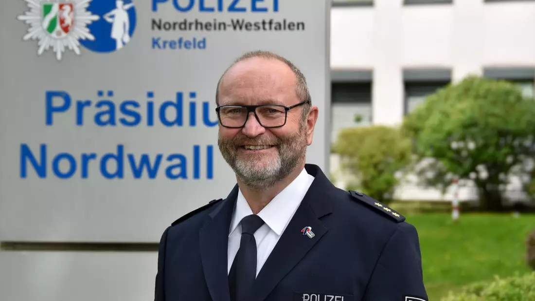 POL-KR: Was in Krefeld begann - endet nun in Krefeld: Leiter der Direktion Gefahrenabwehr/Einsatz geht in Ruhestand - Bild: presseportal.de
