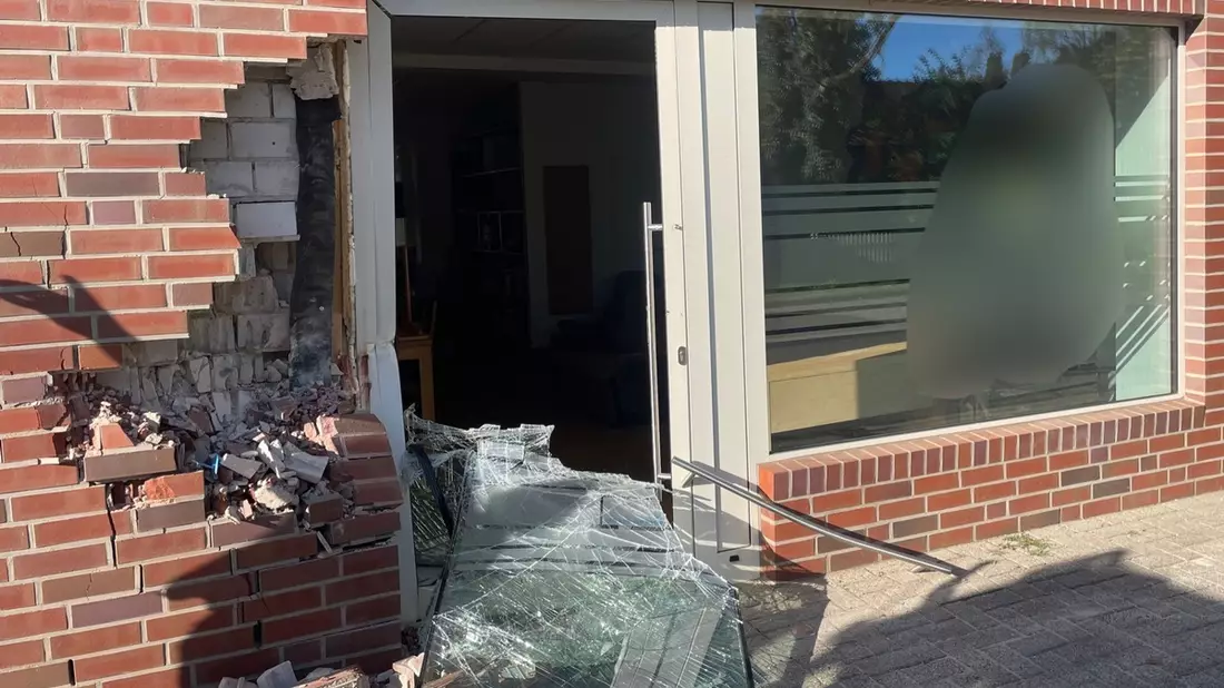 POL-HK: Soltau: Radlader fährt gegen Mauer (Foto); Bad Fallingbostel: 10-jähriges Kind bei Unfall leicht verletzt; Soltau: Polizeieinsatz am Bahnhof Soltau - Bild: presseportal.de