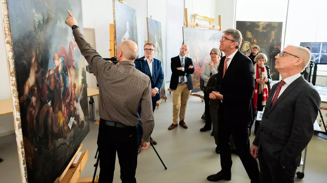 Weimer informierte sich bei einem Besuch der Stiftung Preußische Schlösser und Gärten. - Bild: Carsten Koall/dpa