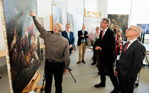 Weimer informierte sich bei einem Besuch der Stiftung Preußische Schlösser und Gärten. - Foto: Carsten Koall/dpa