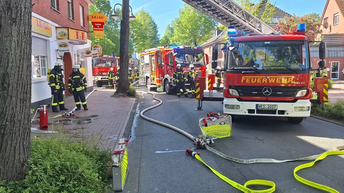 FW Sonsbeck: Gemeldeter Dachstuhlbrand erweist sich als brennendes Laub in einer Dachrinne - Bild: presseportal.de