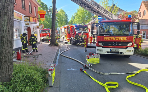 FW Sonsbeck: Gemeldeter Dachstuhlbrand erweist sich als brennendes Laub in einer Dachrinne - Foto: presseportal.de
