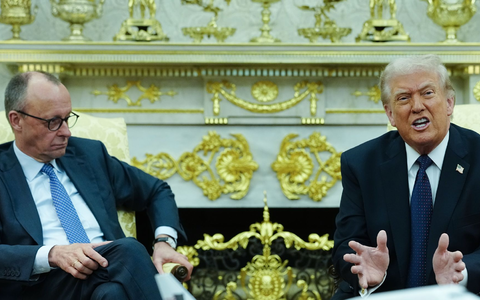 US-Präsident Trump (r.) greift Bundeskanzler Merz (l.) wieder an. (Archivbild) - Foto: Kay Nietfeld/dpa