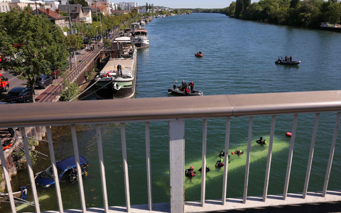 Bei dem Unfall nahe Paris ist ein Bus komplett in der Seine versunken. - Foto: Thomas Samson/AFP/dpa