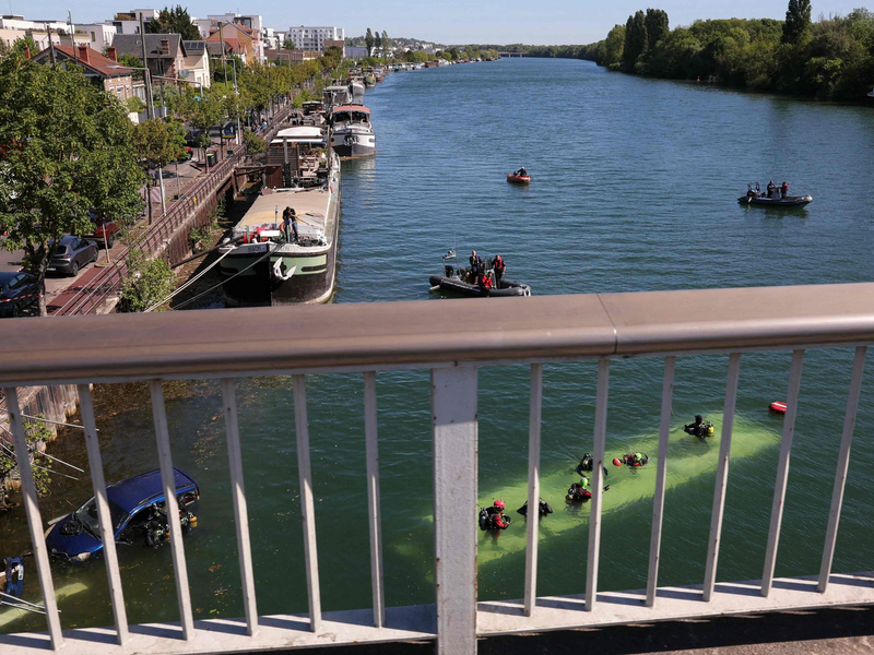 Bei dem Unfall nahe Paris ist ein Bus komplett in der Seine versunken. - Foto: Thomas Samson/AFP/dpa