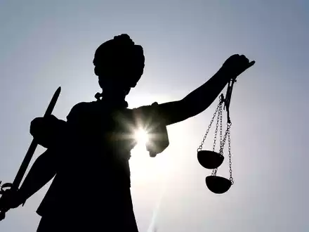 Eine Statue der römischen Göttin Justitia. (Symbolbild) - Foto: Arne Dedert/dpa