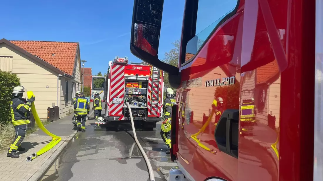 FW Celle: Brennende Hecke - sechs Einsätze bisher am Donnerstag - Bild: presseportal.de