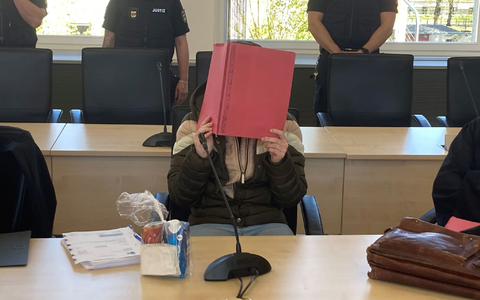 Die Angeklagte im Saal 2.002 im Rostocker Landgericht. - Foto: Helmut Reuter/dpa