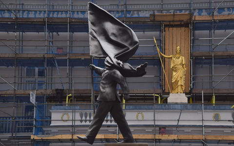 Bisher gibt es keine offizielle Bestätigung dafür, dass der britische Künstler Banksy hinter diesem Kunstwerk steckt. - Foto: Vuk Valcic/ZUMA Press Wire/dpa