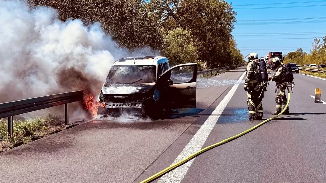 FW Hünxe: Pkw-Brand auf der BAB 3 - Bild: presseportal.de