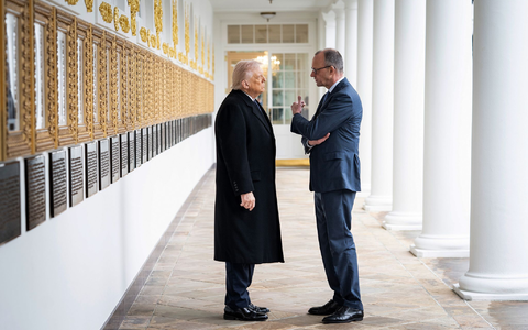 Trump (l.) greift Merz (r.) noch mal online an. (Archivbild) - Foto: Guido Bergmann/Presse- und Informationsamt der/dpa