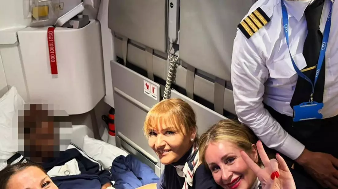 Auf dem Flug aus dem Senegal nach Italien hat eine Passagierin ein Kind zur Welt gebracht. (Foto: Handout) - Bild: -/Ita Airways/dpa