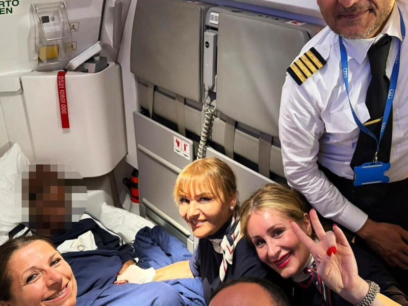 Auf dem Flug aus dem Senegal nach Italien hat eine Passagierin ein Kind zur Welt gebracht. (Foto: Handout) - Foto: -/Ita Airways/dpa