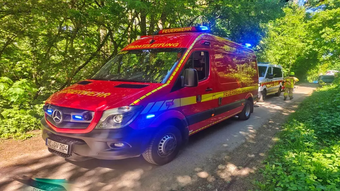 FW Grevenbroich: Jugendliche in Grevenbroich tot aus der Erft geborgen - Bild: presseportal.de