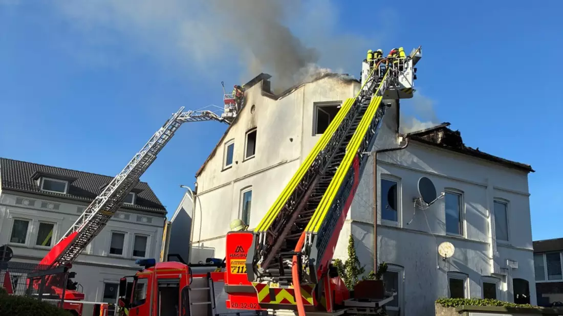 FW-PI: Abschlussmeldung: Uetersen: Großfeuer beschäftigt 70 Einsatzkräfte aus 4 Feuerwehren. Feuer nach 4 Stunden gelöscht - Bild: presseportal.de