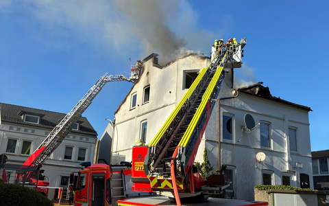 FW-PI: Abschlussmeldung: Uetersen: Großfeuer beschäftigt 70 Einsatzkräfte aus 4 Feuerwehren. Feuer nach 4 Stunden gelöscht - Foto: presseportal.de