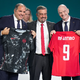 FIFA-Präsident Gianni Infantino (r) präsentiert mit Vizepräsident Victor Montagliani (l) und Kanadas Fußballchef Peter Augruso ein kanadisches Nationaltrikot mit seinem Namen. - Foto: Darryl Dyck/The Canadian Press/AP/dpa