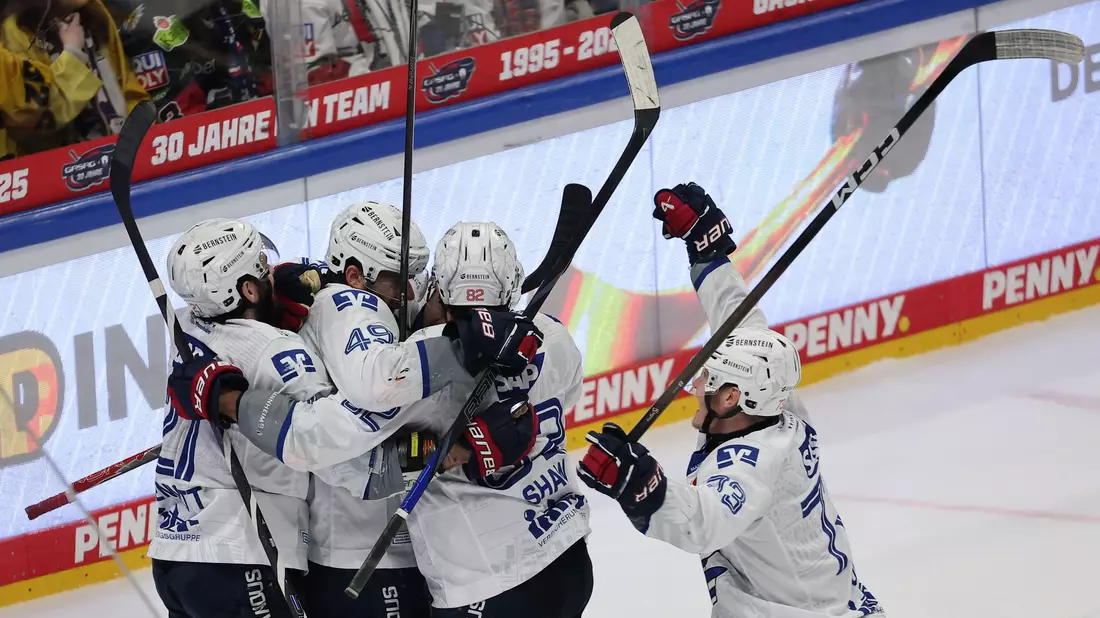 Diesmal jubeln die Adler: Mannheim erzwingt ein fünftes DEL-Finale - Bild: Andreas Gora/dpa