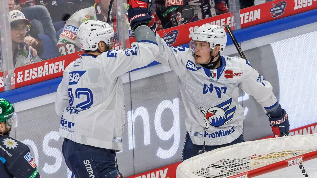Die Adler Mannheim werden für einen bravourösen Kampf gegen Berlin belohnt - Bild: Andreas Gora/dpa