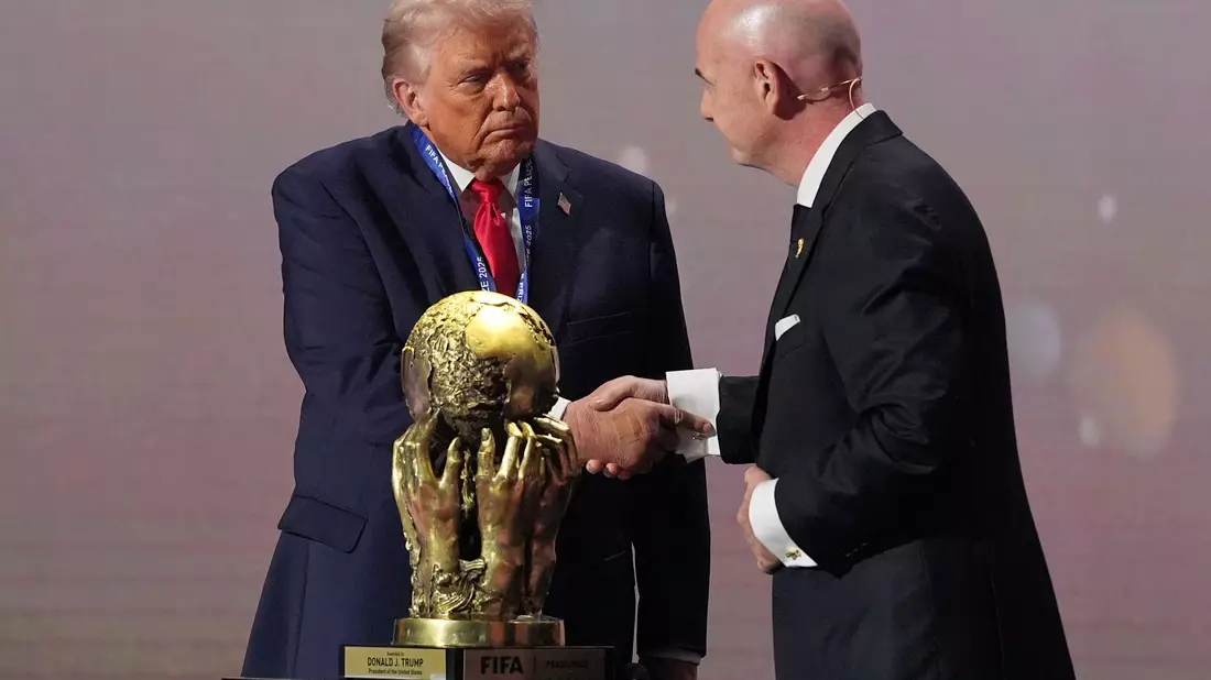 Donald Trump überlasst Gianni Infantino die Entscheidung über eine WM-Teilnahme des Iran. (Archivbild) - Bild: Jacquelyn Martin/AP/dpa