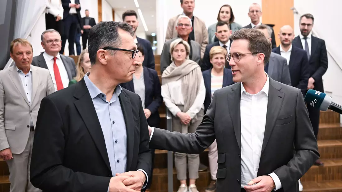 Die Stimmung zwischen Cem Özdemir und Manuel Hagel hat sich seit dem Wahlabend deutlich gebessert. - Bild: Bernd Weißbrod/dpa