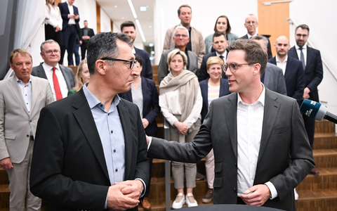 Die Stimmung zwischen Cem Özdemir und Manuel Hagel hat sich seit dem Wahlabend deutlich gebessert. - Foto: Bernd Weißbrod/dpa