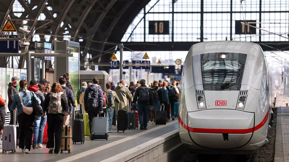Für den Fernverkehr der Bahn gibt es eine neue Fahrscheinvariante. (Symbolbild) - Bild: Jan Woitas/dpa