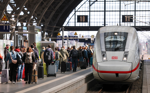 Für den Fernverkehr der Bahn gibt es eine neue Fahrscheinvariante. (Symbolbild) - Foto: Jan Woitas/dpa