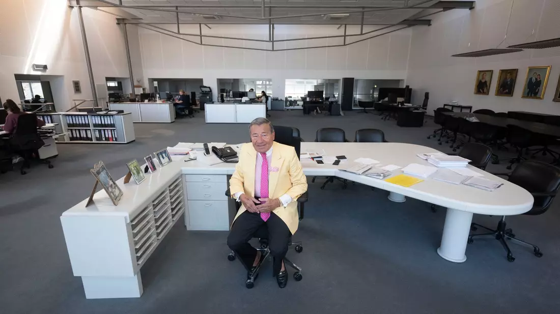Als Berater ist er auch mit 84 Jahren noch täglich bei der Arbeit.  - Bild: Marijan Murat/dpa