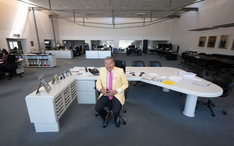 Als Berater ist er auch mit 84 Jahren noch täglich bei der Arbeit.  - Foto: Marijan Murat/dpa