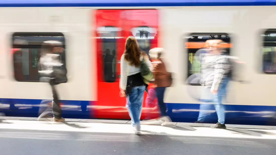 Das Deutschlandticket gibt es seit dem 1. Mai 2023. (Arcjhivbild) - Bild: Julian Stratenschulte/dpa