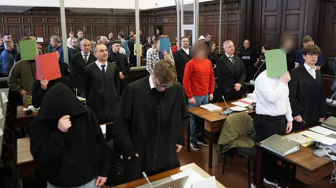 In Hamburg läuft der Prozess gegen mutmaßliche Mitglieder der rechtsextremistischen Terrorgruppe «Letzte Verteidigungswelle». (Archivbild) - Bild: Marcus Brandt/Pool dpa/dpa