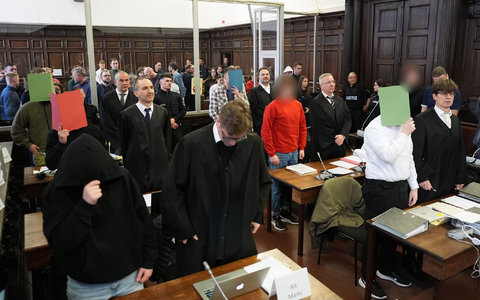 In Hamburg läuft der Prozess gegen mutmaßliche Mitglieder der rechtsextremistischen Terrorgruppe «Letzte Verteidigungswelle». (Archivbild) - Foto: Marcus Brandt/Pool dpa/dpa