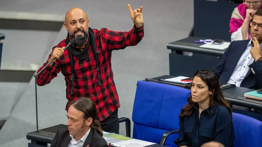 Ferat Kocak ist Sprecher der Linksfraktion für Antifaschismus und Antirassismus. (Archivbild) - Bild: Michael Kappeler/dpa