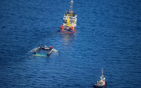 Das Transportschiff mit dem Wal ist seit mehreren Tagen unterwegs. - Foto: Christoph Reichwein/dpa