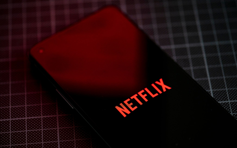 Nutzer der Netflix-App werden Clips im Hochformat zu sehen bekommen. (Archivbild) - Foto: Fabian Sommer/dpa
