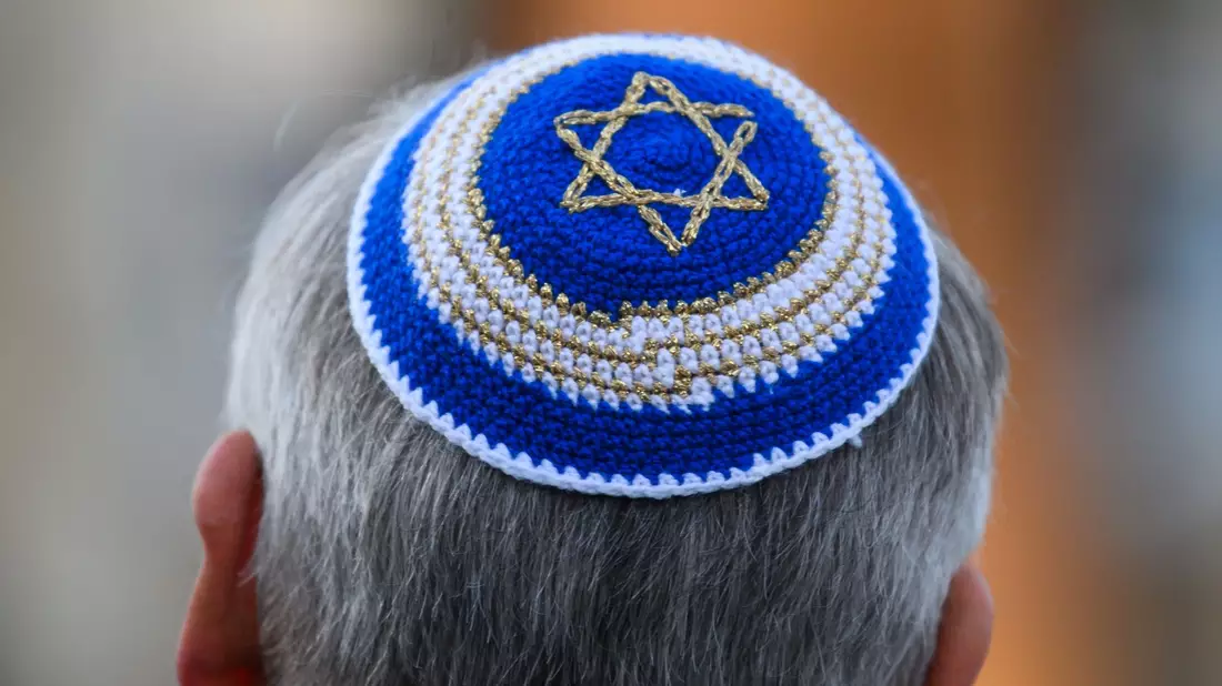 Einige Juden zeigen ihre Kippa nicht mehr in der Öffentlichkeit. (Archivbild) - Bild: Robert Michael/dpa-Zentralbild/dpa