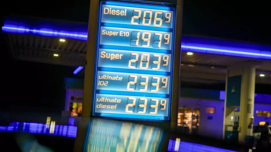 Vor allem E10 kostete am Morgen bei vielen Tankstellen weniger als 2 Euro. - Bild: Christoph Reichwein/dpa
