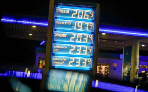 Vor allem E10 kostete am Morgen bei vielen Tankstellen weniger als 2 Euro. - Foto: Christoph Reichwein/dpa