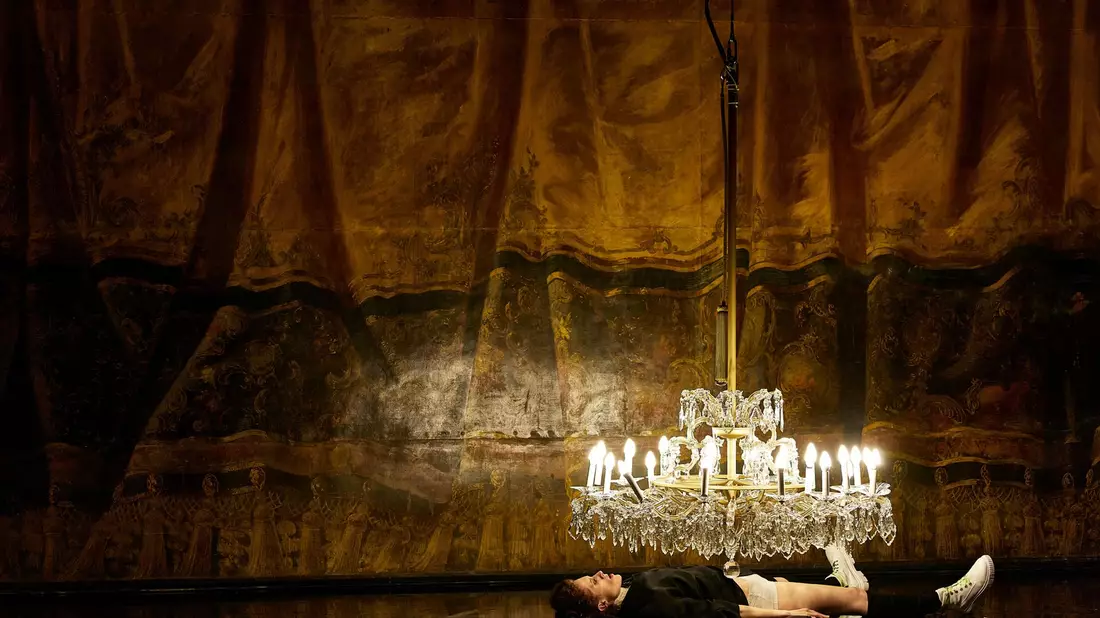 «Fräulein Else» vom Volkstheater Wien dreht sich um den gesellschaftlichen Druck auf junge Frauen. - Bild: Marcel Urlaub/ZDF/dpa