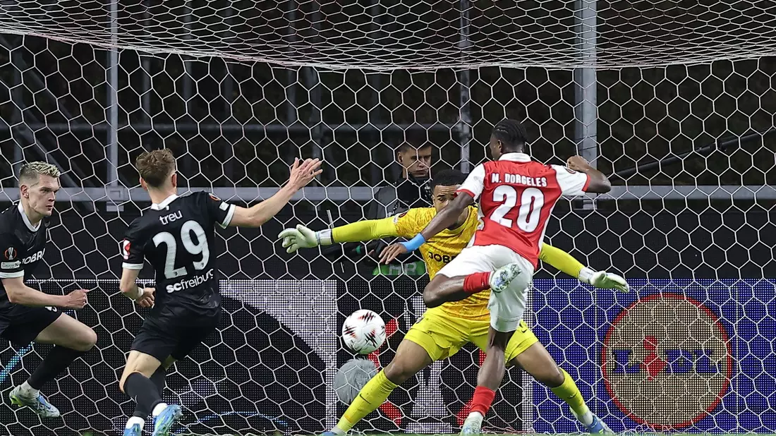 Chancenlos in der Nachspielzeit: Die SC-Defensive um Noah Atubolu - Bild: Miguel Angelo Pereira/AP/dpa