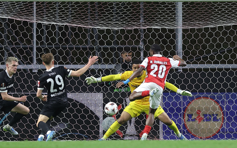 Chancenlos in der Nachspielzeit: Die SC-Defensive um Noah Atubolu - Foto: Miguel Angelo Pereira/AP/dpa