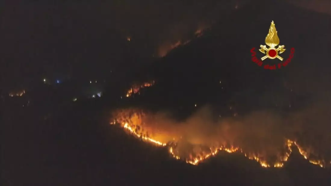In der Nacht spitzte sich die Lage zu. - Bild: -/Vigili del Fuoco/dpa