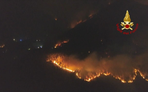 In der Nacht spitzte sich die Lage zu. - Foto: -/Vigili del Fuoco/dpa
