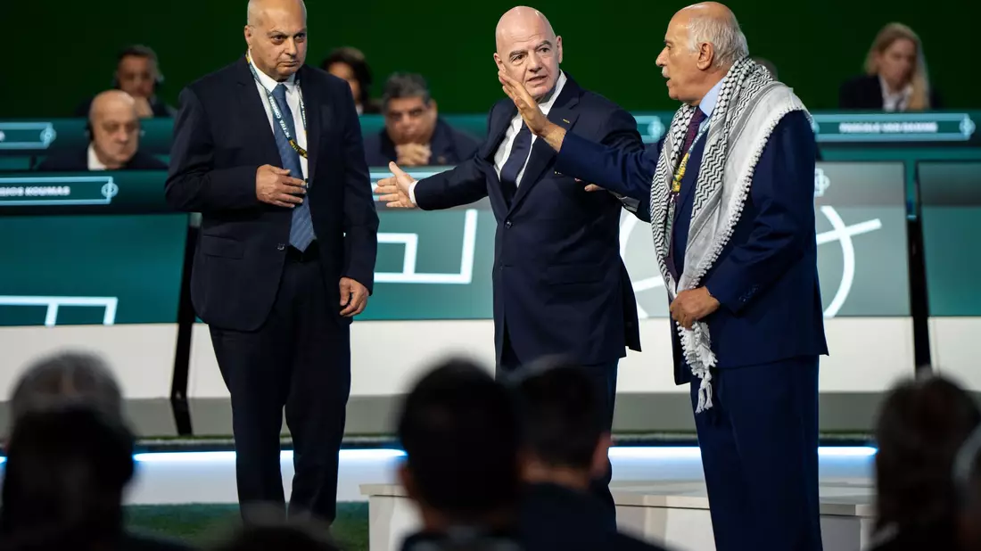 Gianni Infantino (M) kann Dschibril Radschub, Präsident des Palästinensischen Verbandes, und den israelischen Vizechef Bassim Scheich Suliman (l) auf der Kongressbühne nicht versöhnen.  - Bild: Ethan Cairns/The Canadian Press/AP/dpa