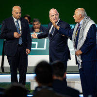 Gianni Infantino (M) kann Dschibril Radschub, Präsident des Palästinensischen Verbandes, und den israelischen Vizechef Bassim Scheich Suliman (l) auf der Kongressbühne nicht versöhnen.  - Foto: Ethan Cairns/The Canadian Press/AP/dpa