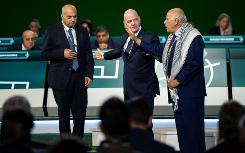 Gianni Infantino (M) kann Dschibril Radschub, Präsident des Palästinensischen Verbandes, und den israelischen Vizechef Bassim Scheich Suliman (l) auf der Kongressbühne nicht versöhnen.  - Foto: Ethan Cairns/The Canadian Press/AP/dpa