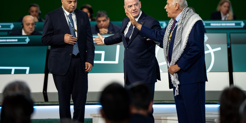 Gianni Infantino (M) kann Dschibril Radschub, Präsident des Palästinensischen Verbandes, und den israelischen Vizechef Bassim Scheich Suliman (l) auf der Kongressbühne nicht versöhnen.  - Foto: Ethan Cairns/The Canadian Press/AP/dpa