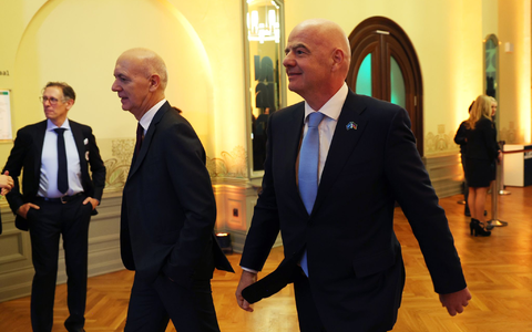 Das Verhältnis des DFB mit Bernd Neuendorf (l) zur FIFA und Gianni Infantino hat sich inzwischen entspannt. (Archivbild) - Foto: Maja Hitij/Getty Images Europe Pool/dpa